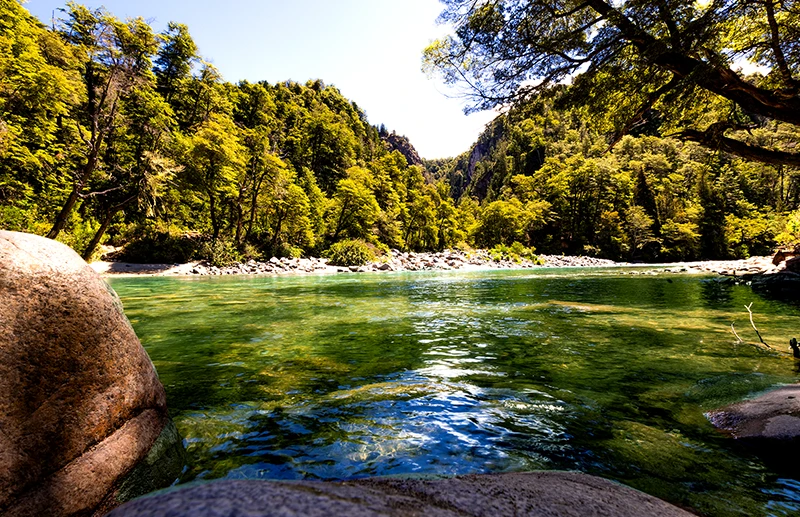 Zwischen Waldduft, Hängebrücke und dem Rauschen des Río Azul